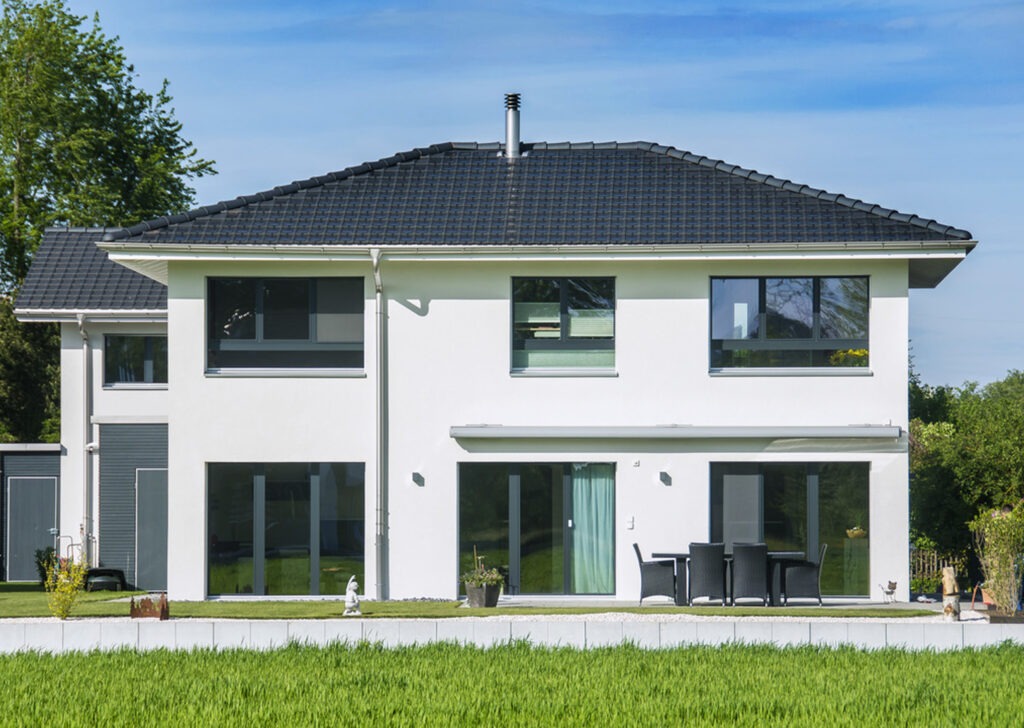 Solardachziegel auf einem modernen Hausdach, die erneuerbare Energie erzeugen und langfristig Stromkosten sparen helfen.